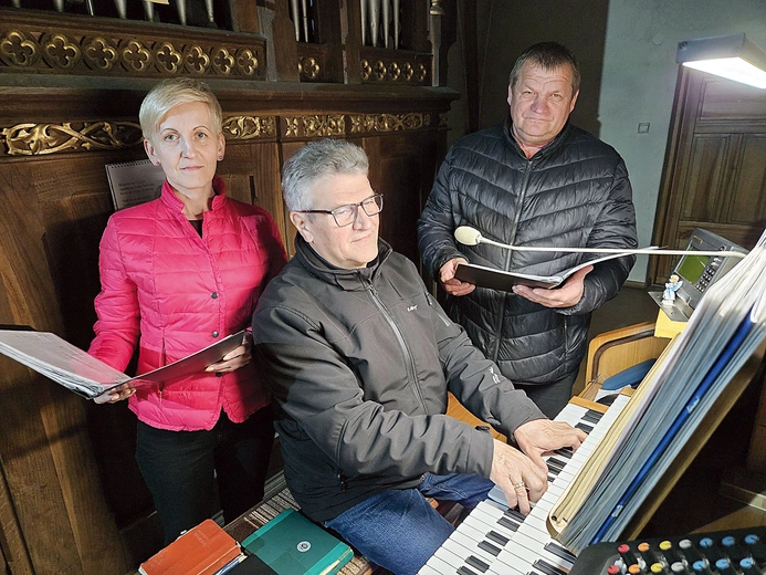 Stanisław Pazdan za organami oraz Anna Prokop i Józef Kalita, którzy należą do najstarszych stażem śpiewaków.
