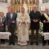 Metropolita wręczył parafianom medale św. Jadwigi oraz pamiątkowe numizmaty.