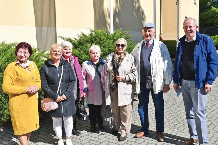 Przedstawiciele wspólnoty Przyjaciół Paradyża z parafii pw. Trójcy Świętej w Gorzowie Wlkp., która w tym roku świętuje jubileusz 20-lecia. 