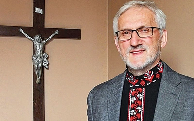 – Św. Andrzej Bobola jest kamieniem węgielnym naszej polskości. Była ona zbudowana i związana na stałe z Kościołem katolickim. Dał przykład, że warto poświęcić życie wierze – podkreśla Wojciech Weryszko, lekarz otolaryngolog, prezes Towarzystwa Miłośników Polesia i Białkowa, społecznik, autor licznych wydawnictw i opracowań dotyczących kultury poleskiej. Otworzył Muzeum Etnograficzne „Petelewo” im. Ludwika Weryszko w Białkowie.