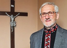 – Św. Andrzej Bobola jest kamieniem węgielnym naszej polskości. Była ona zbudowana i związana na stałe z Kościołem katolickim. Dał przykład, że warto poświęcić życie wierze – podkreśla Wojciech Weryszko, lekarz otolaryngolog, prezes Towarzystwa Miłośników Polesia i Białkowa, społecznik, autor licznych wydawnictw i opracowań dotyczących kultury poleskiej. Otworzył Muzeum Etnograficzne „Petelewo” im. Ludwika Weryszko w Białkowie.