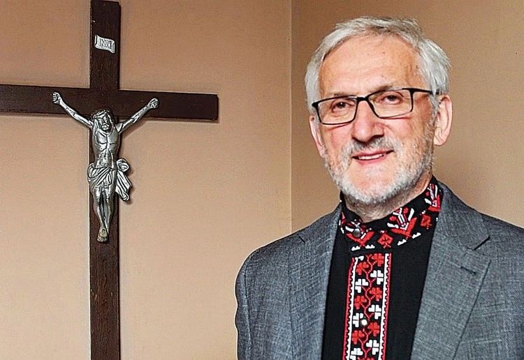 – Św. Andrzej Bobola jest kamieniem węgielnym naszej polskości. Była ona zbudowana i związana na stałe z Kościołem katolickim. Dał przykład, że warto poświęcić życie wierze – podkreśla Wojciech Weryszko, lekarz otolaryngolog, prezes Towarzystwa Miłośników Polesia i Białkowa, społecznik, autor licznych wydawnictw i opracowań dotyczących kultury poleskiej. Otworzył Muzeum Etnograficzne „Petelewo” im. Ludwika Weryszko w Białkowie.