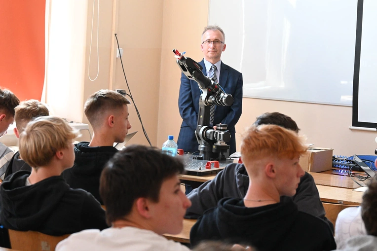 Z robotami za pan brat