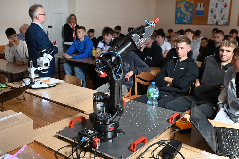 Z robotami za pan brat