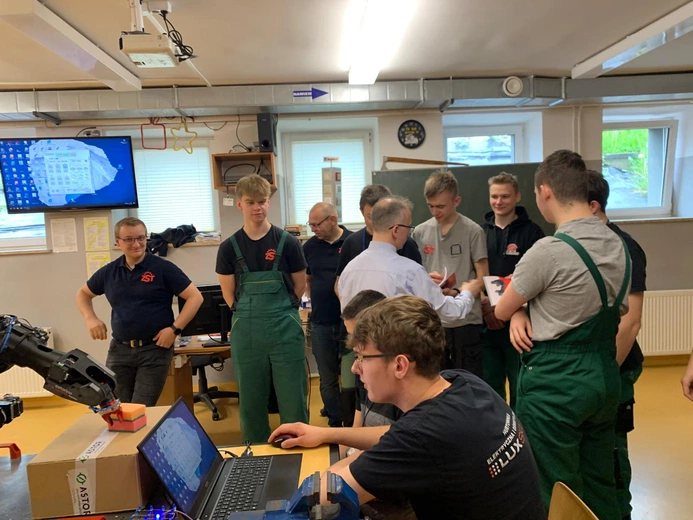 Z robotami za pan brat