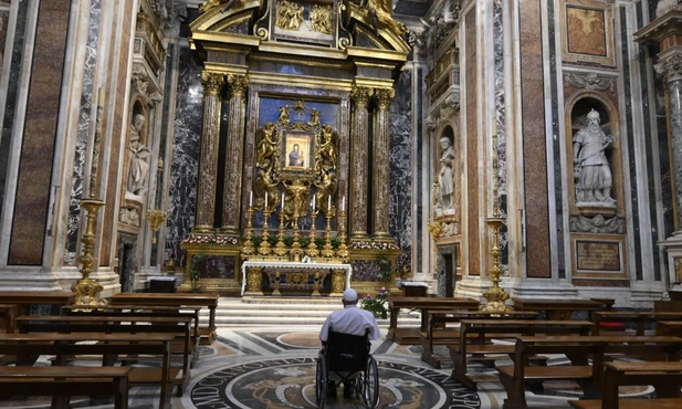 Papież Franciszek modlący się przed obrazem Salus Populi Romani