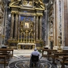 Papież Franciszek modlący się przed obrazem Salus Populi Romani