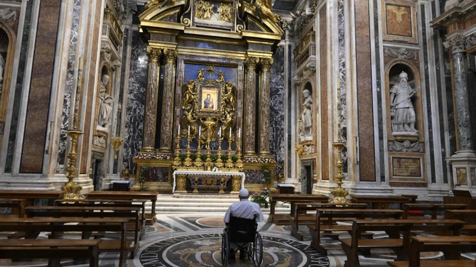 Papież Franciszek modlący się przed obrazem Salus Populi Romani