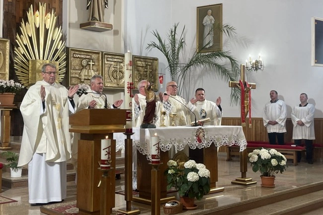 Mszę św. celebrowali: ks. Stanisław Nowak, ks. Wojciech Marchewka, ks. Zbigniew Stanios, ks. Janusz Stanek i ks. Tadeusz Żak.