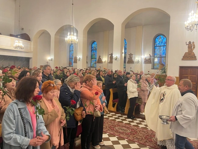 Na zakończenie nabożeństwa ks. Zbigniew Stanios pobłogosławił róże.
