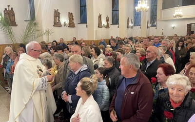 Wierni ucałowali relikwie św. Rity. 