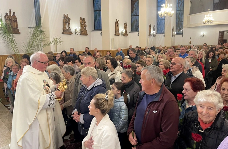 Wierni ucałowali relikwie św. Rity. 