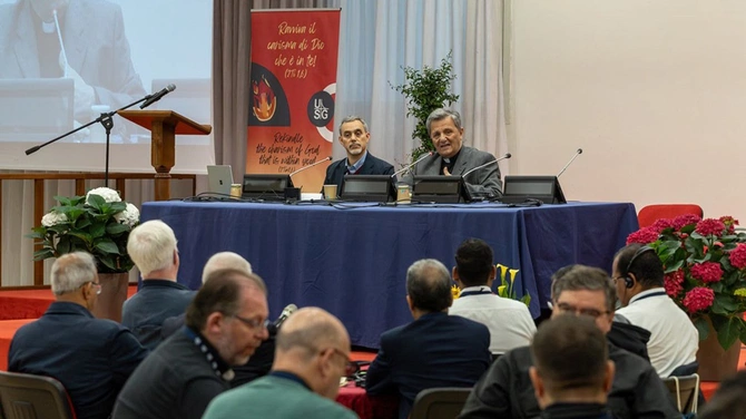 kard. Grech (z prawej) podczas wystąpienia