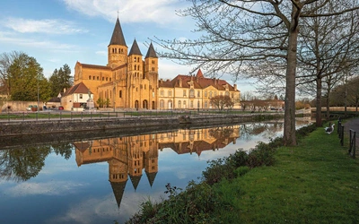 Monumentalna bazylika Najświętszego Serca Pana Jezusa w Paray-le-Monial. Od tego miejsca wielu zaczyna zwiedzanie miasteczka.