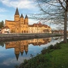 Monumentalna bazylika Najświętszego Serca Pana Jezusa w Paray-le-Monial. Od tego miejsca wielu zaczyna zwiedzanie miasteczka.