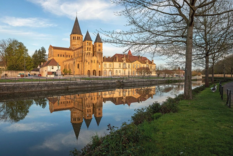 Monumentalna bazylika Najświętszego Serca Pana Jezusa w Paray-le-Monial. Od tego miejsca wielu zaczyna zwiedzanie miasteczka.