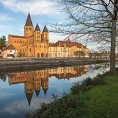 Monumentalna bazylika Najświętszego Serca Pana Jezusa w Paray-le-Monial. Od tego miejsca wielu zaczyna zwiedzanie miasteczka.