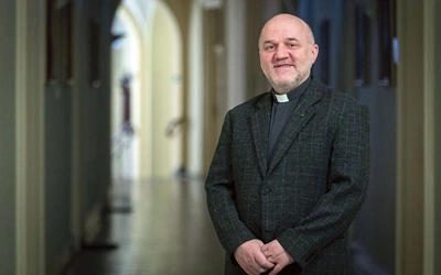 O. Robert Więcek Jezuita, rekolekcjonista, poeta, dyrektor Sekretariatu Krajowego Apostolstwa Modlitwy. Studiował w Krakowie i na Papieskim Uniwersytecie Gregoriańskim w Rzymie. Pracował w Rumunii i Grecji. Obecnie posługuje w Krakowie.