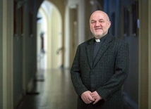 O. Robert Więcek Jezuita, rekolekcjonista, poeta, dyrektor Sekretariatu Krajowego Apostolstwa Modlitwy. Studiował w Krakowie i na Papieskim Uniwersytecie Gregoriańskim w Rzymie. Pracował w Rumunii i Grecji. Obecnie posługuje w Krakowie.