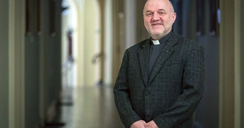 O. Robert Więcek Jezuita, rekolekcjonista, poeta, dyrektor Sekretariatu Krajowego Apostolstwa Modlitwy. Studiował w Krakowie i na Papieskim Uniwersytecie Gregoriańskim w Rzymie. Pracował w Rumunii i Grecji. Obecnie posługuje w Krakowie.