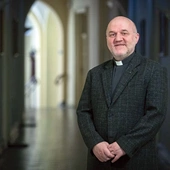 O. Robert Więcek Jezuita, rekolekcjonista, poeta, dyrektor Sekretariatu Krajowego Apostolstwa Modlitwy. Studiował w Krakowie i na Papieskim Uniwersytecie Gregoriańskim w Rzymie. Pracował w Rumunii i Grecji. Obecnie posługuje w Krakowie.