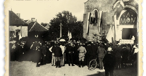 Zdjęcie archiwalne przedstawiające uroczystości ku czci św. Małgorzaty Marii w Vérosvres w 1921 roku.