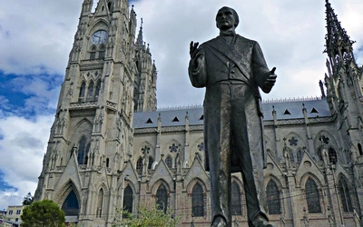 Pomnik prezydenta Ekwadoru Gabriela GarcÍi Moreno przed bazyliką Ślubu Narodowego w Quito, stolicy kraju.