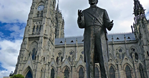 Pomnik prezydenta Ekwadoru Gabriela GarcÍi Moreno przed bazyliką Ślubu Narodowego w Quito, stolicy kraju.