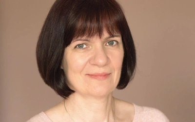 Małgorzata Forysiak Z wykształcenia muzykolog. Autorka książek „Niosąca Ducha” (2021) i „Tajemnica Jana” (2022), które ukazały się nakładem wydawnictwa eSPe. Należy do Odnowy w Duchu Świętym przy parafii św. Józefa Oblubieńca w Obornikach Wielkopolskich oraz współtworzy wspólnotę małżeństw Dzieci Jezusa i Maryi.