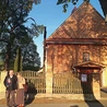 Drewniana świątynia pod wezwaniem św. Stanisława, męczennika, została zbudowana w latach 1740–1744. To tu w jednym z bocznych ołtarzy znajduje się nietypowy obraz Najświętszego Serca Jezusa. Państwo Jolanta i Sławomir bardzo często przyjeżdżają do Milejczyc, a czczony tu obraz jest otaczany wyjątkowym kultem w ich rodzinie.