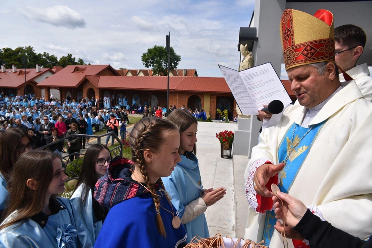 Pielgrzymka DSM do Szczepanowa - błogosławieństwo przewodniczek