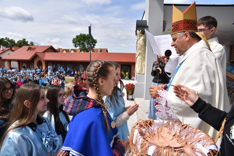 Pielgrzymka DSM do Szczepanowa - błogosławieństwo przewodniczek