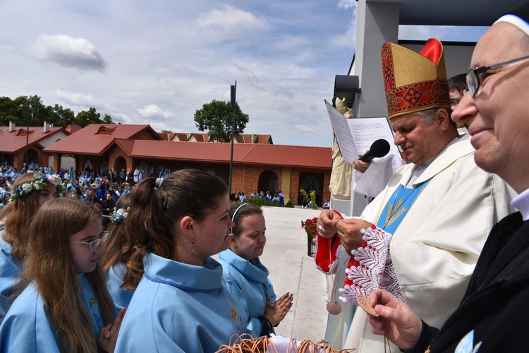 Pielgrzymka DSM do Szczepanowa - błogosławieństwo przewodniczek