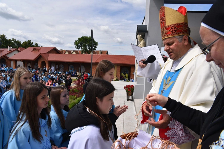 Pielgrzymka DSM do Szczepanowa - błogosławieństwo przewodniczek