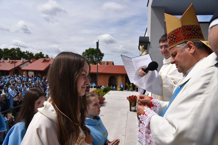 Pielgrzymka DSM do Szczepanowa - błogosławieństwo przewodniczek