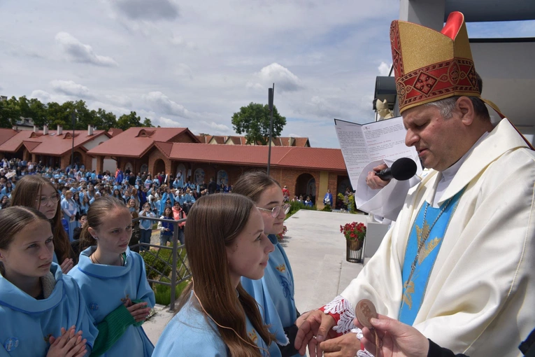 Pielgrzymka DSM do Szczepanowa - błogosławieństwo przewodniczek