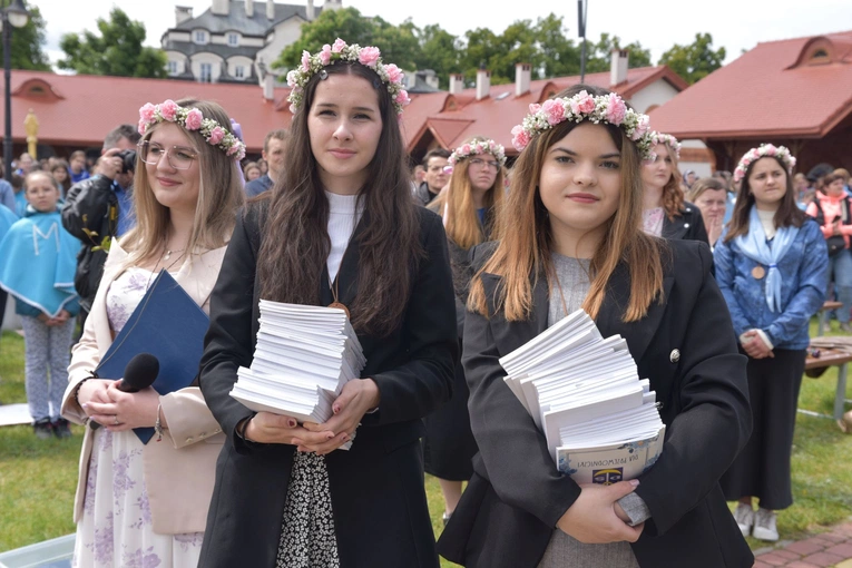 Pielgrzymka DSM do Szczepanowa - błogosławieństwo przewodniczek