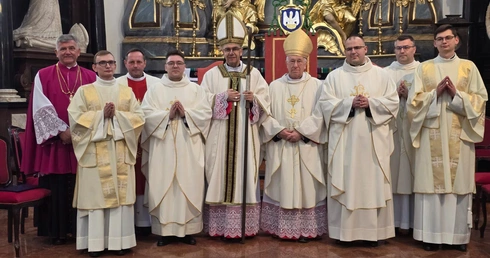 Grono prezbiterów diecezji powiększyło się o dwóch kapłanów, którzy w gotowości czekają na zadania i ludzi, z którymi mają budować Kościół łowicki.
