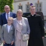 Nowi kapłani AD 2025 z najbliższymi i przyjaciółmi przed katedrą w Bielsku-Białej