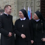 Nowi kapłani AD 2025 z najbliższymi i przyjaciółmi przed katedrą w Bielsku-Białej