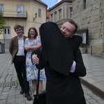Nowi kapłani AD 2025 z najbliższymi i przyjaciółmi przed katedrą w Bielsku-Białej