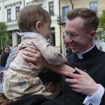 Nowi kapłani AD 2025 z najbliższymi i przyjaciółmi przed katedrą w Bielsku-Białej