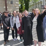 Nowi kapłani AD 2025 z najbliższymi i przyjaciółmi przed katedrą w Bielsku-Białej