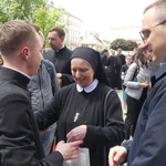 Nowi kapłani AD 2025 z najbliższymi i przyjaciółmi przed katedrą w Bielsku-Białej