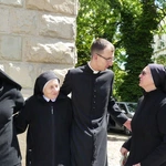 Nowi kapłani AD 2025 z najbliższymi i przyjaciółmi przed katedrą w Bielsku-Białej
