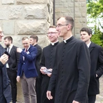 Nowi kapłani AD 2025 z najbliższymi i przyjaciółmi przed katedrą w Bielsku-Białej