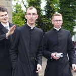 Nowi kapłani AD 2025 z najbliższymi i przyjaciółmi przed katedrą w Bielsku-Białej