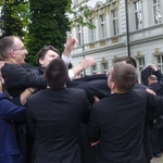 Nowi kapłani AD 2025 z najbliższymi i przyjaciółmi przed katedrą w Bielsku-Białej
