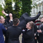 Nowi kapłani AD 2025 z najbliższymi i przyjaciółmi przed katedrą w Bielsku-Białej