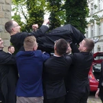 Nowi kapłani AD 2025 z najbliższymi i przyjaciółmi przed katedrą w Bielsku-Białej